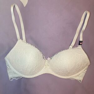 NWT Victorias Secret padded no wire lace bra.